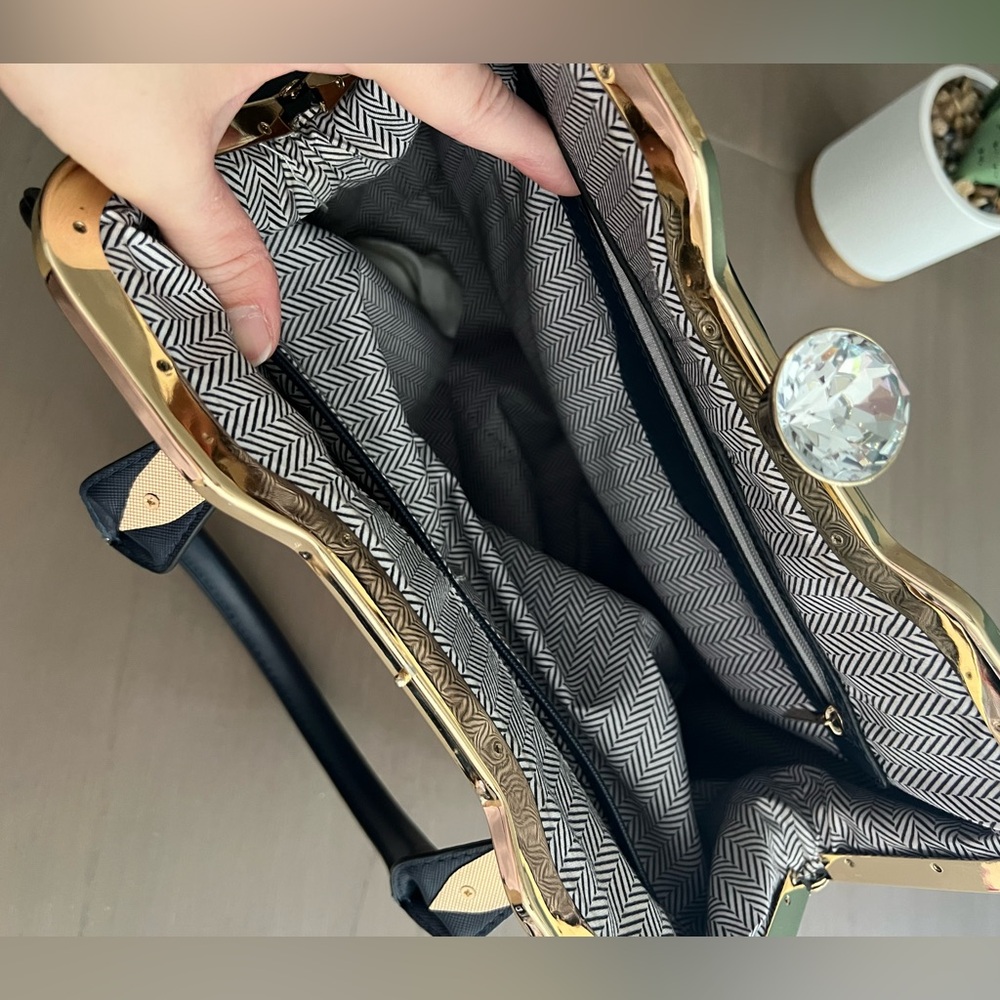 Elegant Purse - Picture 4 of 5